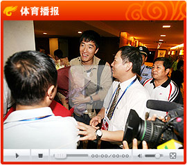 刘翔抵达广州遭记者“伏击” 一言不发钻入专车