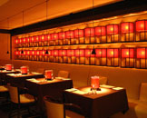 餐厅的其中一面墙壁上排列了两行ARMANI/CASA 的橙色灯笼，饶富特色