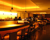 ưARMANI/BAR 룬ǰһԲξưǽɫĺϳ֬