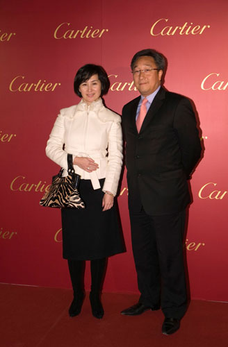 2009年12月,香港希慎道精品店盛大开幕,陆慧全先生与何超琼女士合影