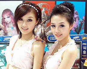 <em>双胞胎姐妹花</em>惊艳亮相ChinaJoy游戏展 - 和谐的