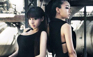 两大足球宝贝联手 变身性感黑衣女杀手