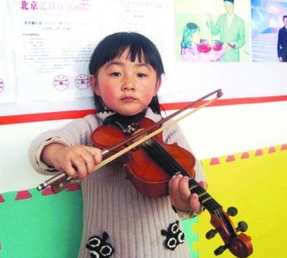 米爸晒2岁女童学小提琴照片 引争议