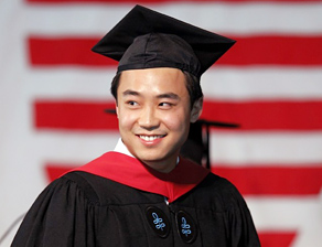 薄瓜瓜参加哈佛大学毕业典礼