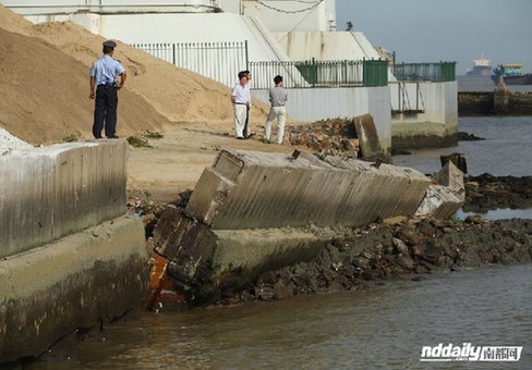 虎门大桥主桥墩"贴身"海堤崩塌 50米长碎成三段