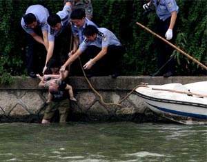 杭州河中捞起年轻女尸 怀抱婴儿