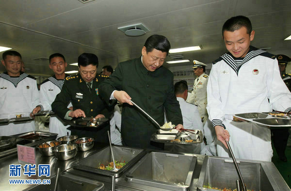 资料图：习近平与军人一起用餐。