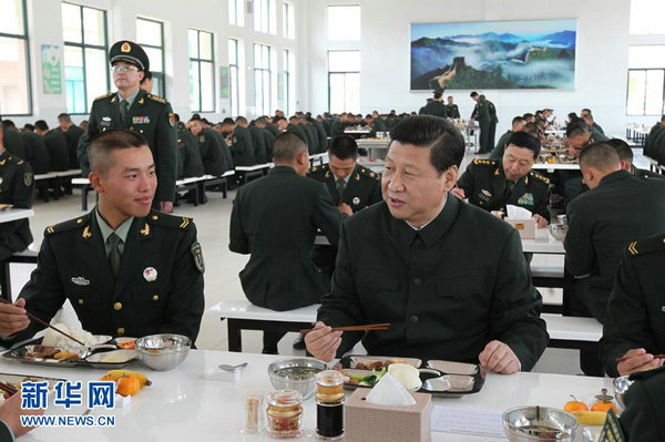 资料图：习主席以身作则与官兵共进午餐。