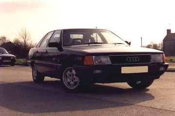 1989年8月一汽新建家车装配线组装出首批奥迪轿车。