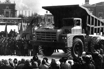 1971年12月，一汽试制成功60吨矿用自卸车。