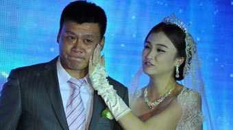 新加坡华裔国脚大婚落泪 美艳新娘擦拭