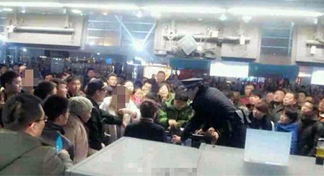 郑州机场因航班延误被打砸现场