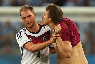 球迷硬闯赛场 向德国铁卫索吻