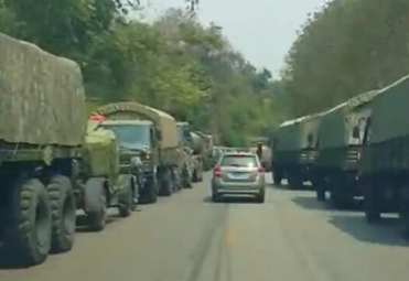 解放军陆空部队进驻中缅边境 道路两旁塞满军车