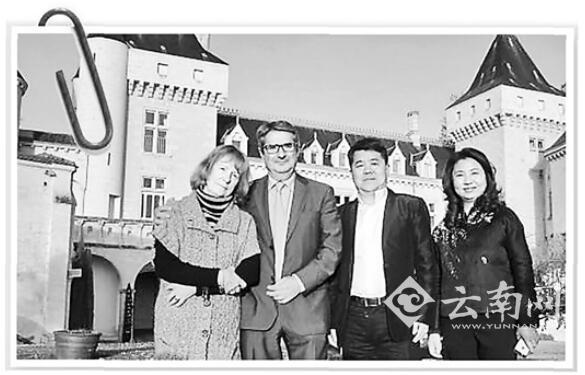 事故发生前,郝琳(右二)、刘湘云(右一)与格雷瓜尔(左二)夫妇完成了酒庄的交易。资料图