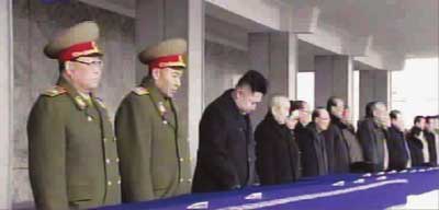 电视画面显示，金正恩等朝鲜领导人出席朝鲜最高领导人金正日追悼大会