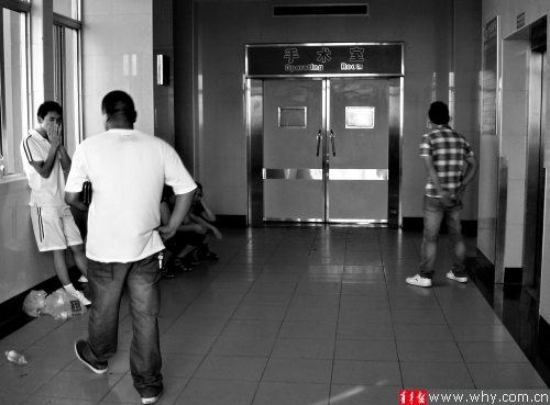 手术室外,断鼻男孩的家属们伤心欲绝. 本报实习记者 柏可林 摄