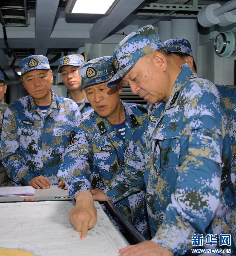 7月8日，海军党委常委领导集体参加演习并现场指导。新华社记者 查春明 摄
